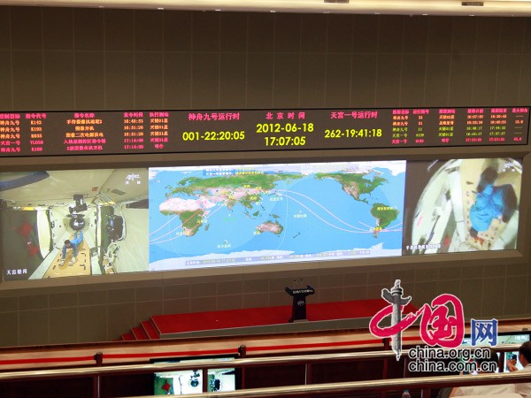 Galerie-les astronautes entrent dans le module laboratoire Tiangong-1