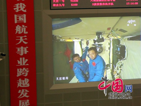 Les deux astronautes chinois Jing Haipeng et Liu Wang entrent dans le module laboratoire Tiangong-1.