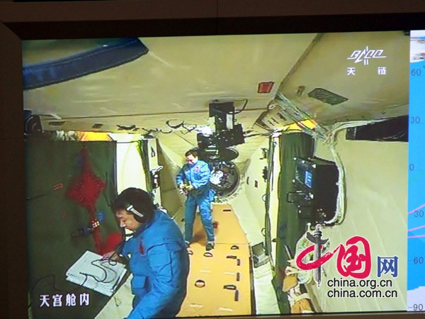Les astronautes chinois Jing Haipeng et Liu Wang entrent dans le module laboratoire Tiangong-1.
