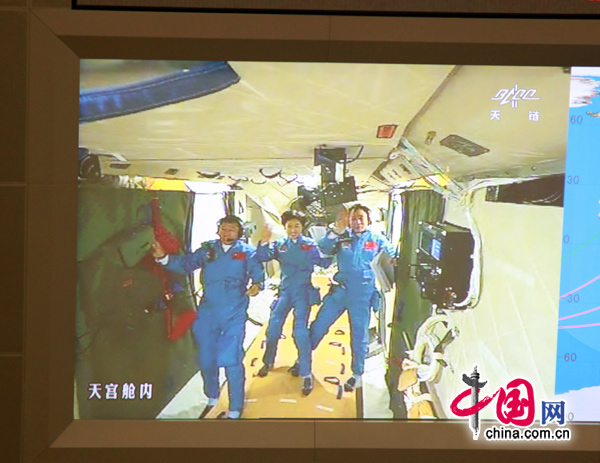 Les trois astronautes chinois Jing Haipeng, Liu Wang et Liu Yang entrent dans le module laboratoire Tiangong-1.