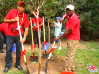 Les jeunes leaders africains plantent des arbres symbolisant l'amitié Chine-Afrique