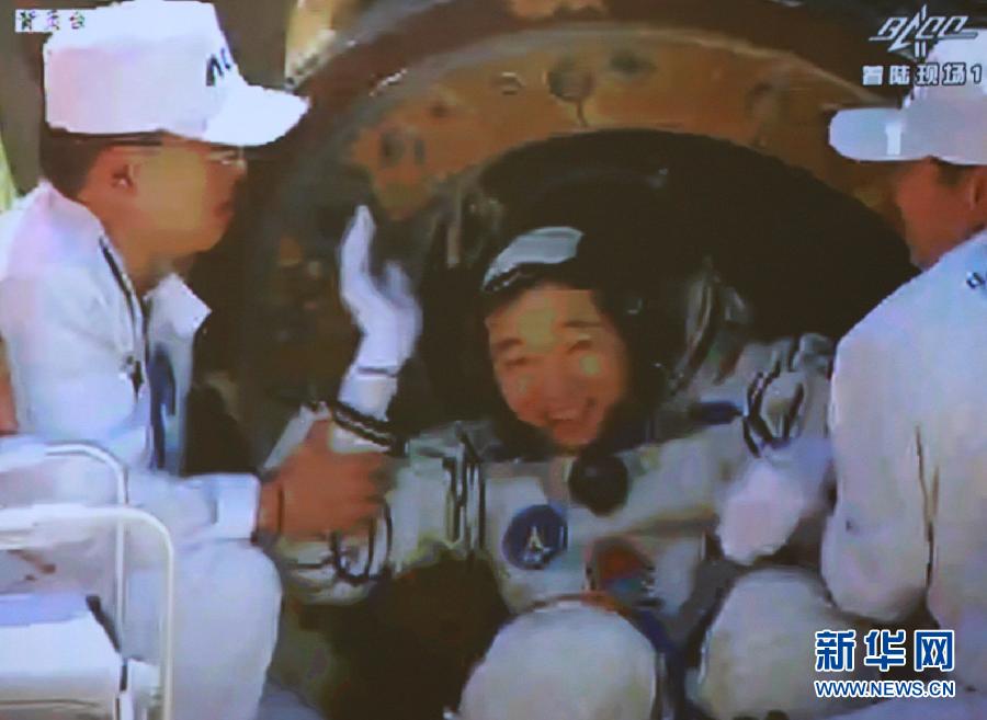 L&apos;astronaute chinoise Jing Haipeng sort de la capsule de retour de Shenzhou-9