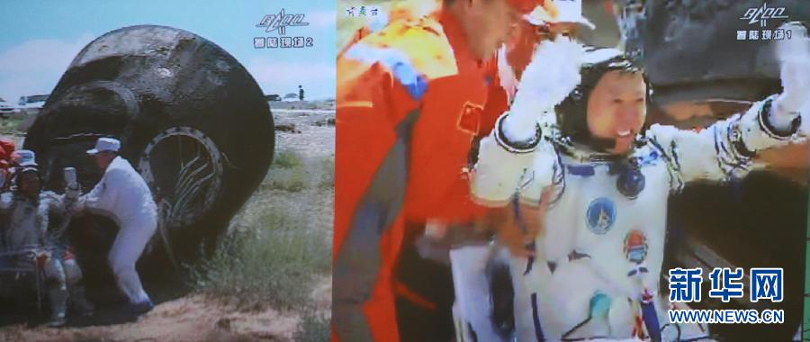 L&apos;astronaute chinois Liu Wang sort de la capsule de retour de Shenzhou-9