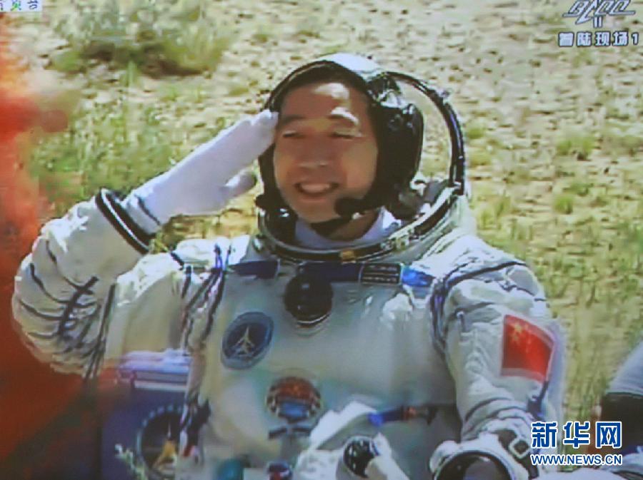 L&apos;astronaute chinois Jing Haipeng sort de la capsule de retour de Shenzhou-9