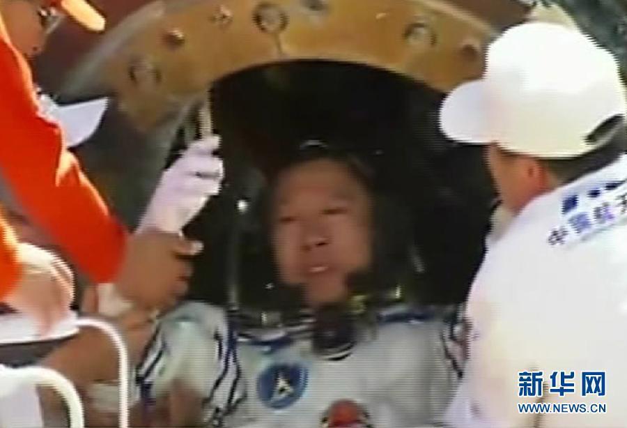 L&apos;astronaute chinois Liu Wang sort de la capsule de retour de Shenzhou-9