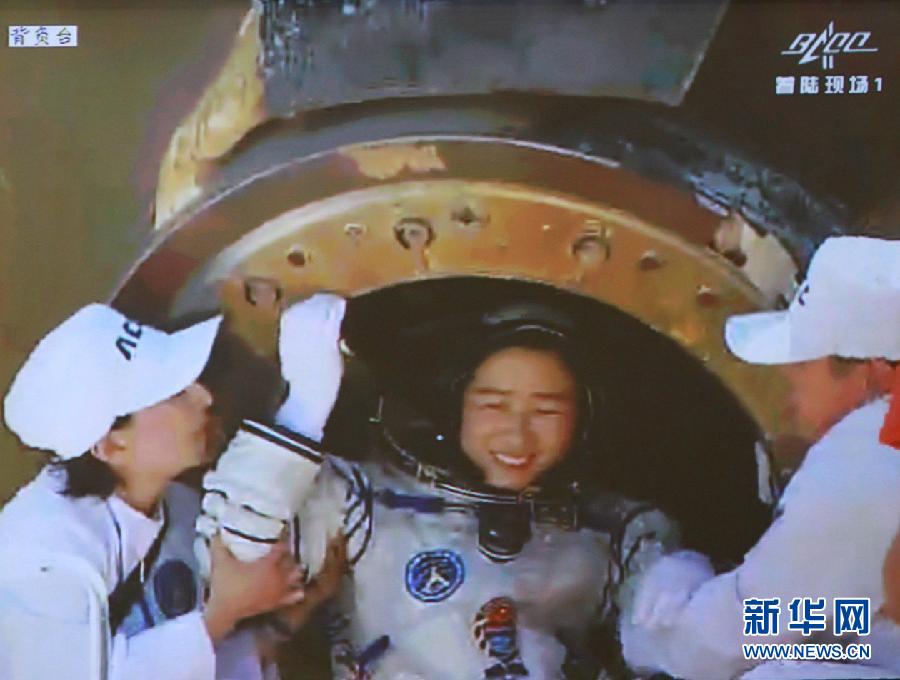 La première femme astronaute chinoise Liu Yang sort de la capsule de retour de Shenzhou-9