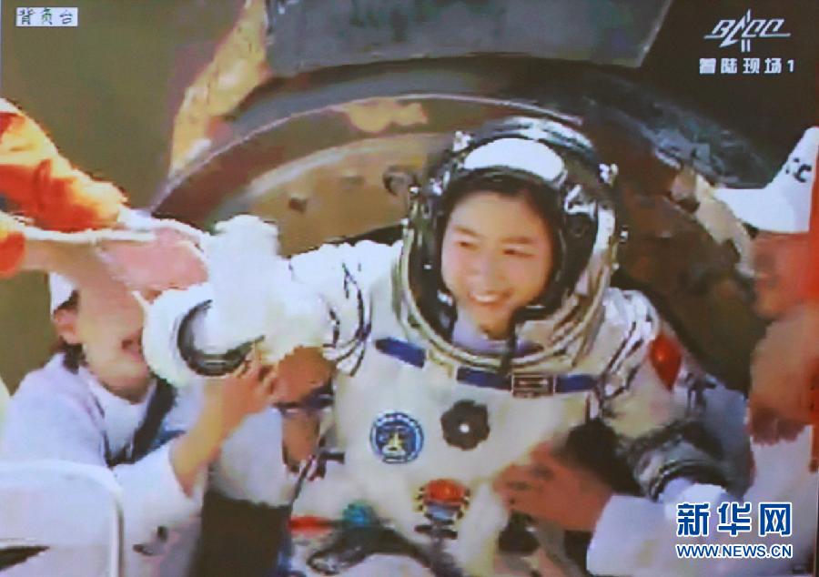 La première femme astronaute chinoise Liu Yang sort de la capsule de retour de Shenzhou-9