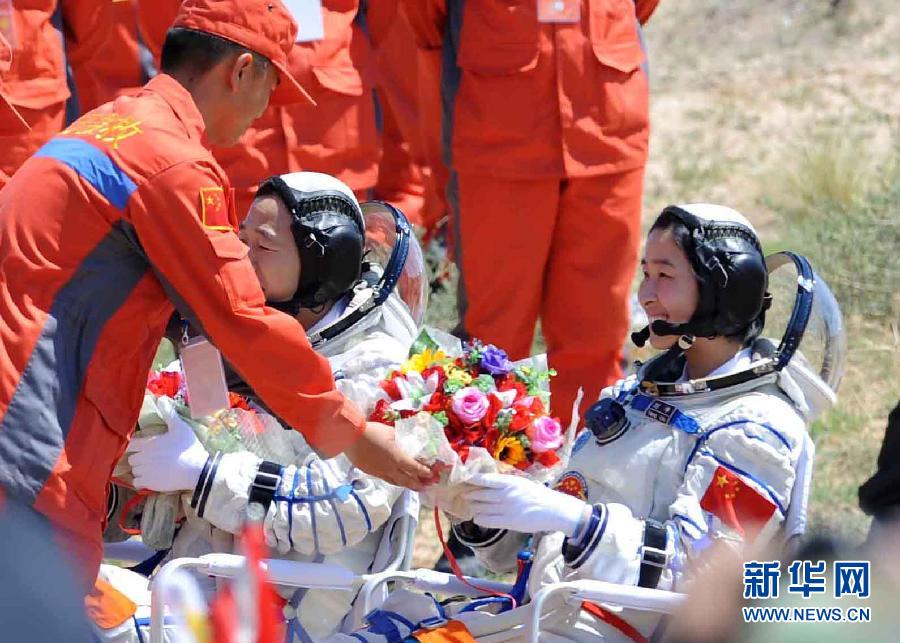 Les trois astronautes chinois Jing Haipeng, Liu Wang et Liu Yang sortent de la capsule de retour de Shenzhou-9