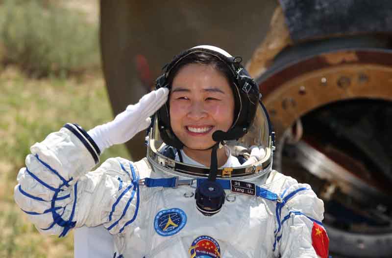 La première femme astronaute chinoise Liu Yang sort de la capsule de retour de Shenzhou-9