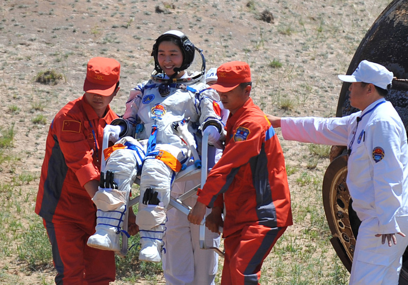 La première femme astronaute chinoise Liu Yang sort de la capsule de retour de Shenzhou-9