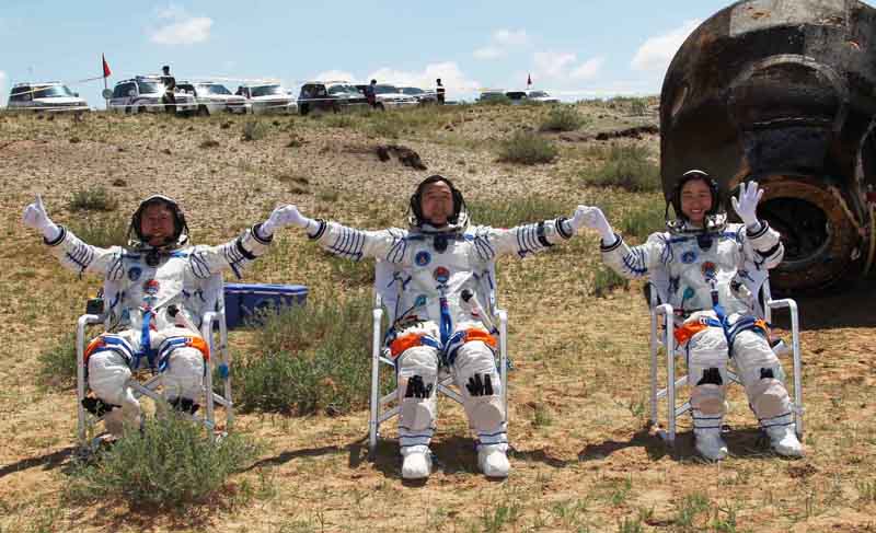 Retour des trois astronautes de la première mission d&apos;amarrage habitée de la Chine