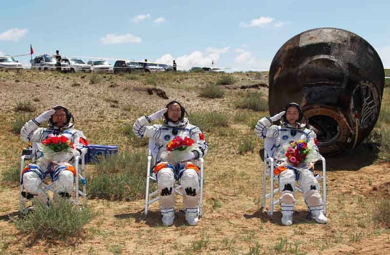 Retour des trois astronautes de la première mission d&apos;amarrage habitée de la Chine