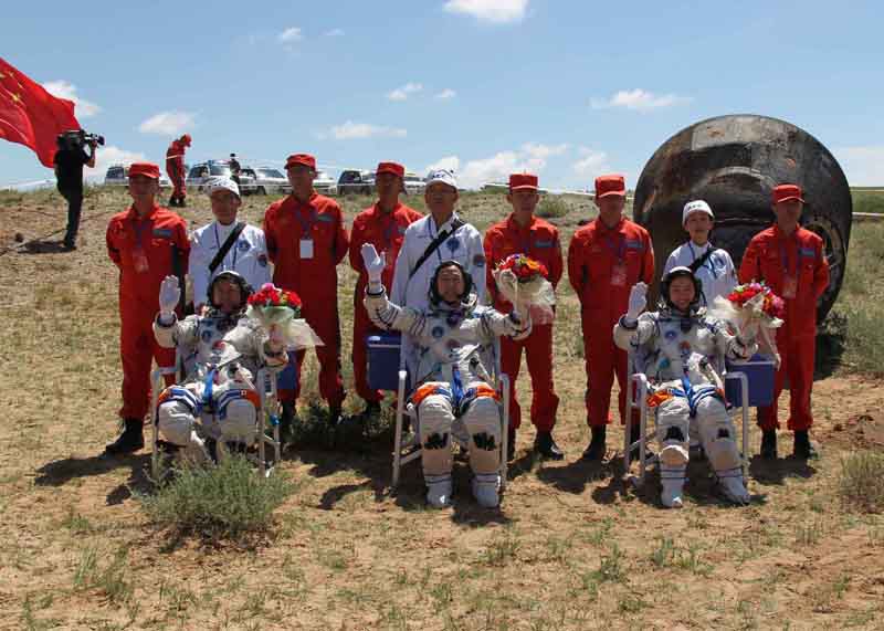 Retour des trois astronautes de la première mission d&apos;amarrage habitée de la Chine