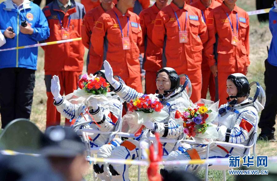 Les trois astronautes chinois Jing Haipeng, Liu Wang et Liu Yang sortent de la capsule de retour de Shenzhou-9