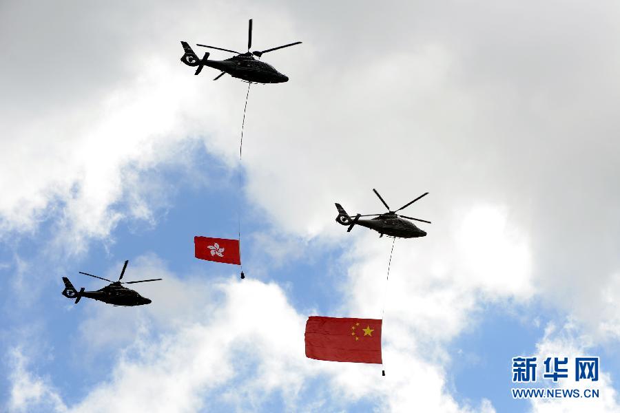 Cérémonie de lever du drapeau national à Hong Kong pour célébrer le 15e anniversaire de la rétrocession