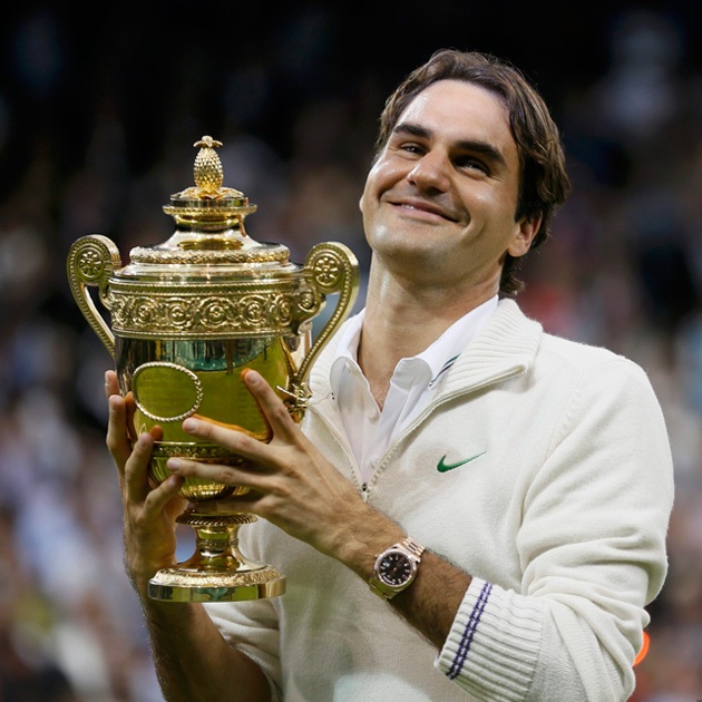 Federer embrasse enfin la coupe de Wimbledon