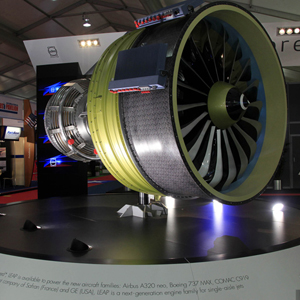 Exposition du moteur de l'avion chinois C919 au Salon de l'aviation de Farnborough