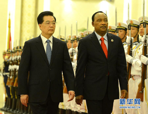 Le président chinois Hu Jintao s'entretient avec le président nigérien