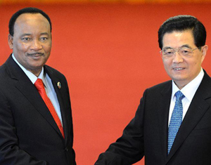 Le président chinois Hu Jintao s'entretient avec le président nigérien