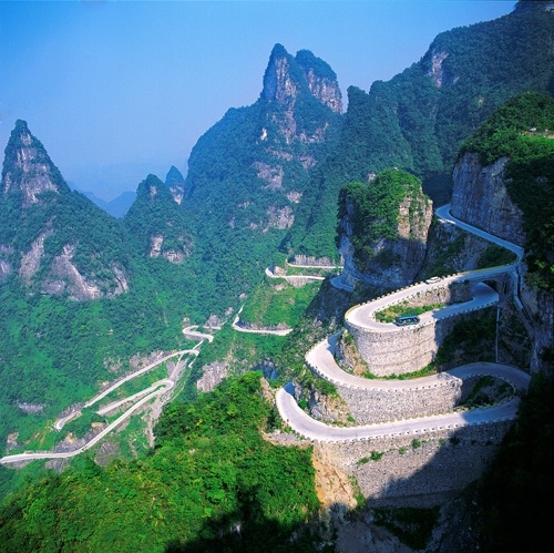 Le Rollerman français lance un défi sur la « route céleste » en Chine