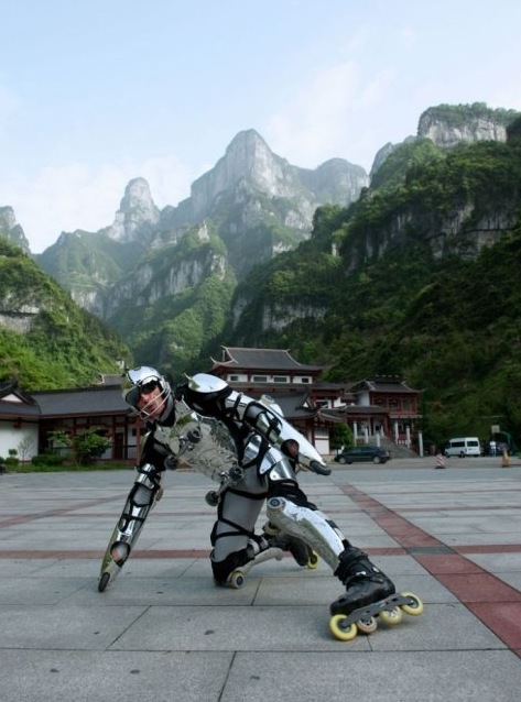 Le Rollerman français lance un défi sur la « route céleste » en Chine