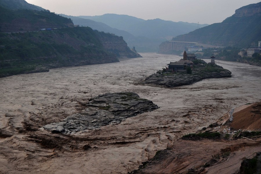 Les plus grandes innondations de la cascade Hukou du Fleuve Jaune depuis 23 ans (photo prise le 28 juillet)