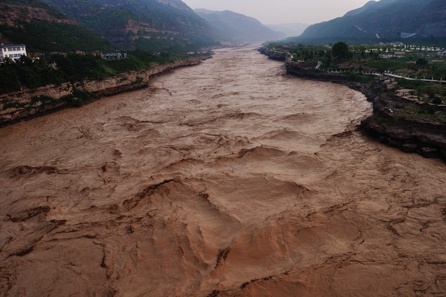 Les plus grandes innondations de la cascade Hukou du Fleuve Jaune depuis 23 ans (photo prise le 28 juillet)