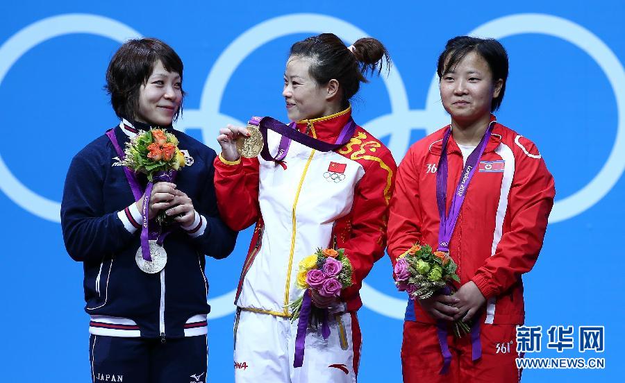 JO 2012: la Chinoise Wang Mingjuan décroche la médaille d&apos;or d&apos;haltérophilie de la catégorie des -48 kg dames