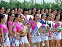 Les Miss Bikini en Chine encouragent les sportifs des JO de Londres
