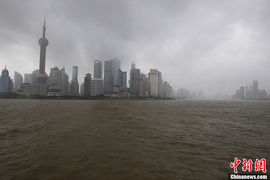 台风“海葵”袭击上海 黄浦江轮渡全部停航