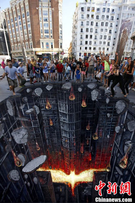 “黑暗骑士”3D艺术 马德里街头现“堕落哥谭”