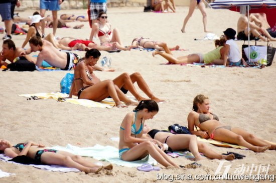 Photos : les touristes dénudés sur la plage de Cannes