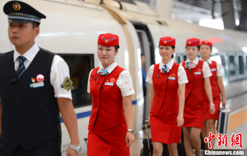 Nouveaux uniformes pour l'équipage du TGV en Chine