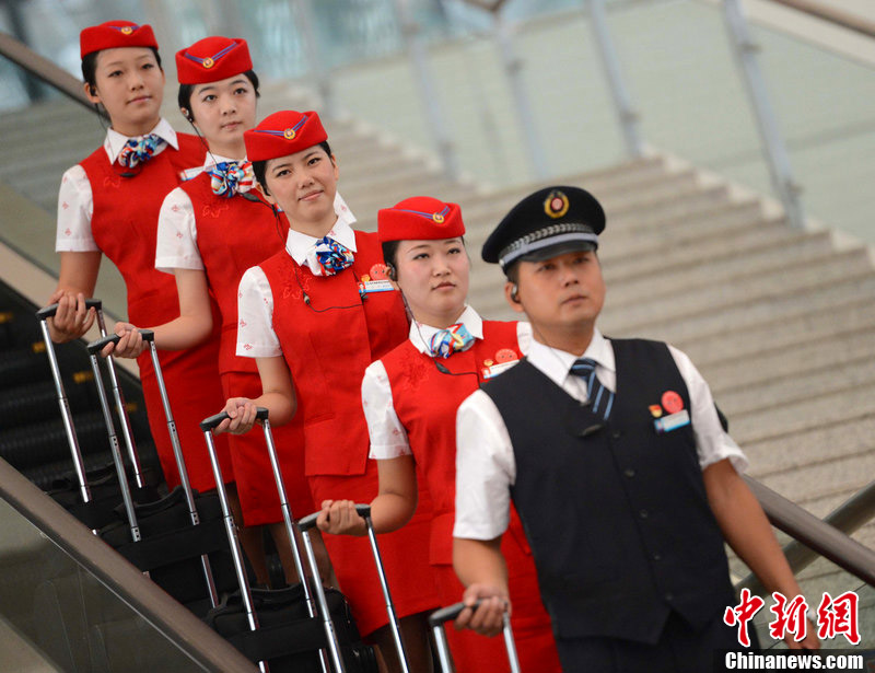 Nouveaux uniformes pour l'équipage du TGV en Chine