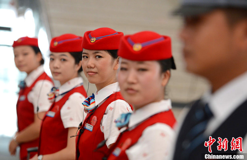 Nouveaux uniformes pour l'équipage du TGV en Chine