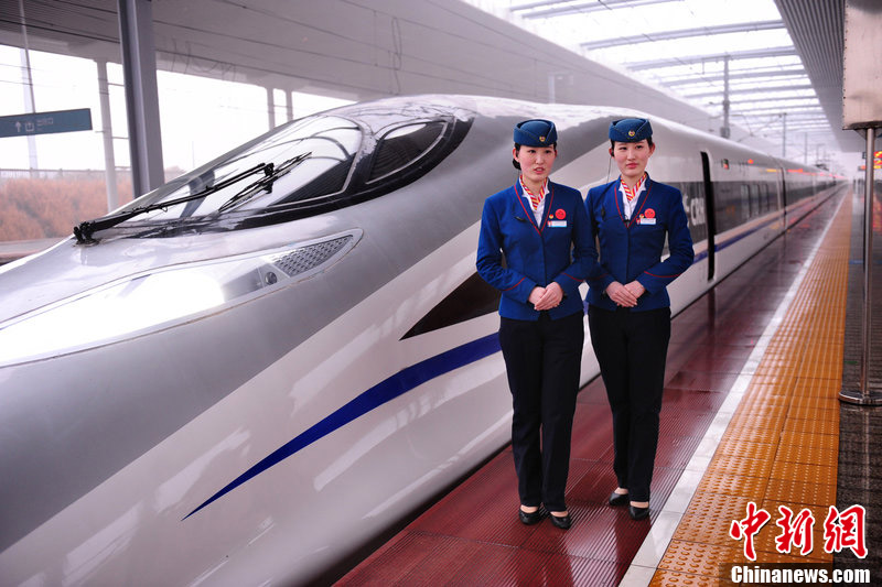 Nouveaux uniformes pour l'équipage du TGV en Chine