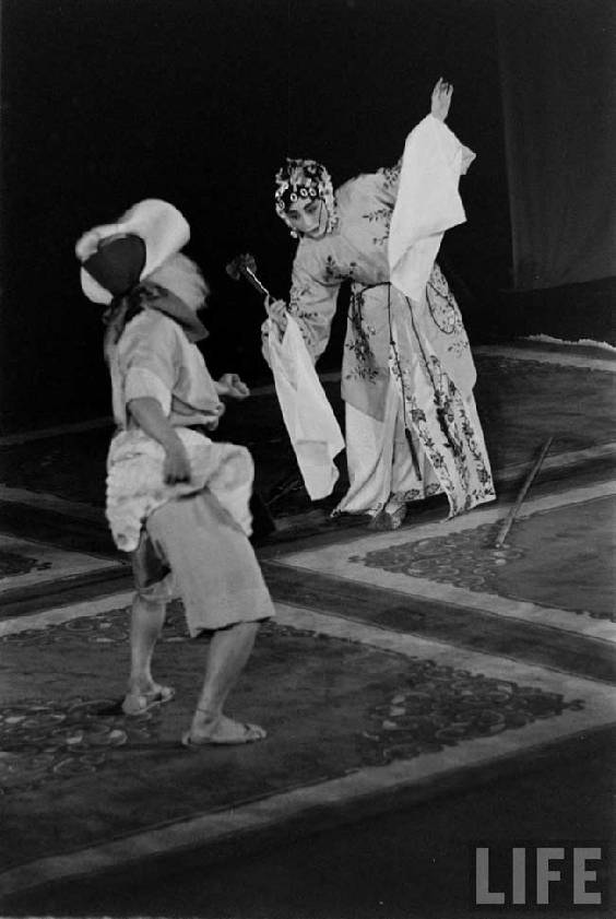 L&apos;opéra de Pékin impressionne Paris en 1955