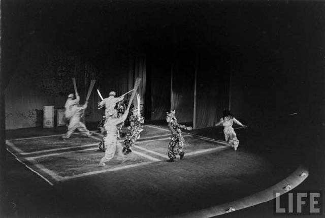 L&apos;opéra de Pékin impressionne Paris en 1955