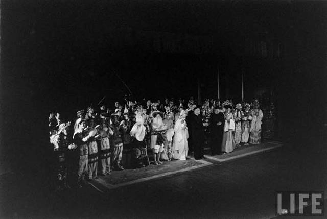 L&apos;opéra de Pékin impressionne Paris en 1955