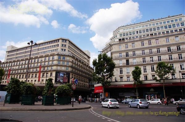 Les Galeries Lafayettes, situées boulevard Haussmann à Paris, est un grand magasin fondé en 1893.