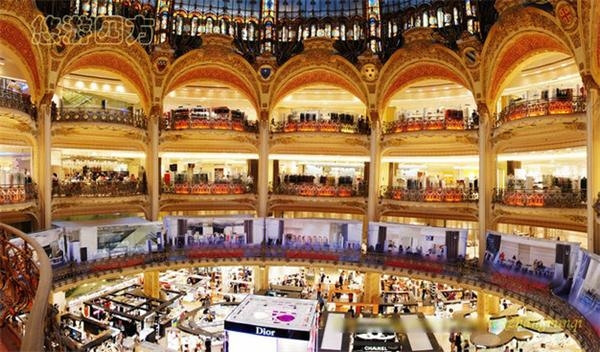 En fait, les Galeries Lafayette est une destination incontournable à Paris.