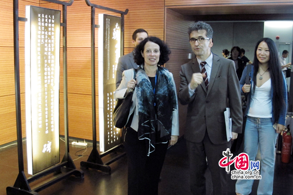 Mme Sylvie Bermann, ambassadeur de France en Chine, visite l'exposition « Victor Segalen Stèles 1912-2012 ».