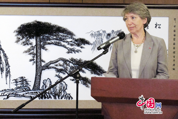 Mme Laure Mellerio-Segalen, présidente déléguée de la Fondation Victor Segalen, prononce un discours lors de la réception.