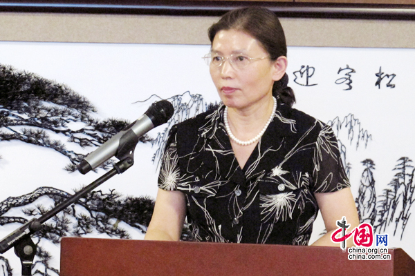 Mme Chang Pijun, directrice adjointe de la Bibliothèque nationale de Chine, assiste à la réception.