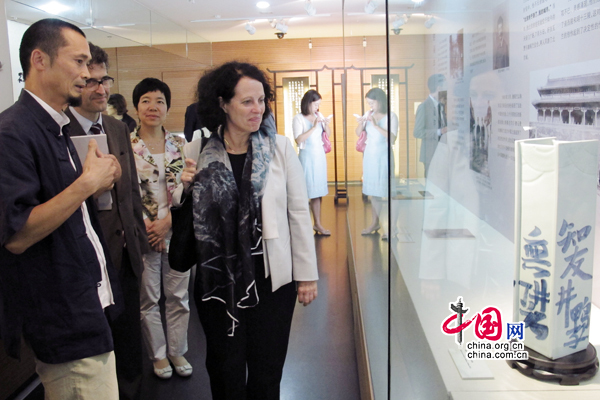 M. Ji Dahai (à gauche), artiste chinois, présente ses porcelaines pour cette exposition à Mme l'Ambassadeur. 