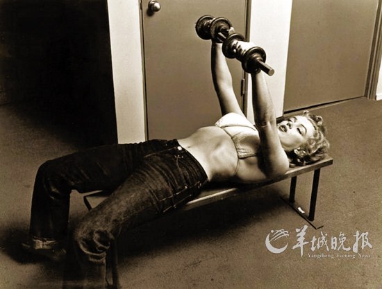 Anciennes photos : Marilyn Monroe fait du sport 1