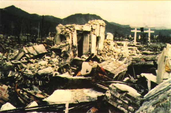 Photos anciennes des bombes atomiques tombant sur le Japon