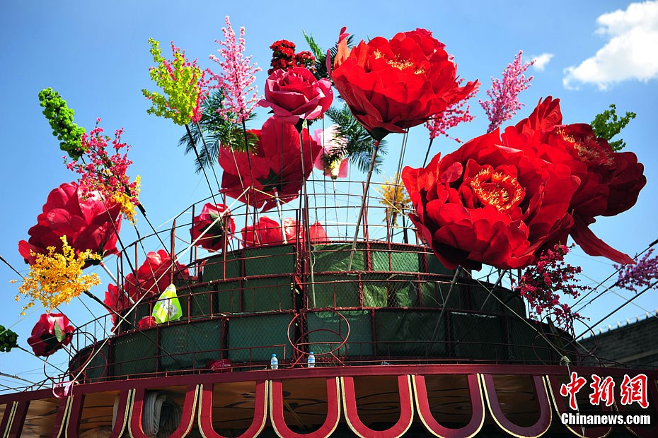 La place Tiananmen ornée de parterres de fleurs pour la fête nationale