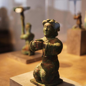 Des œuvres artistiques exposées à la Biennale des antiquités à Paris