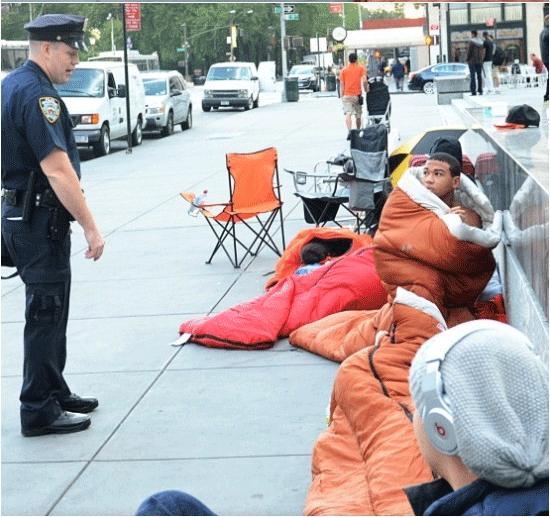 Les fans d'Apple font la queue pour l'iPhone 5